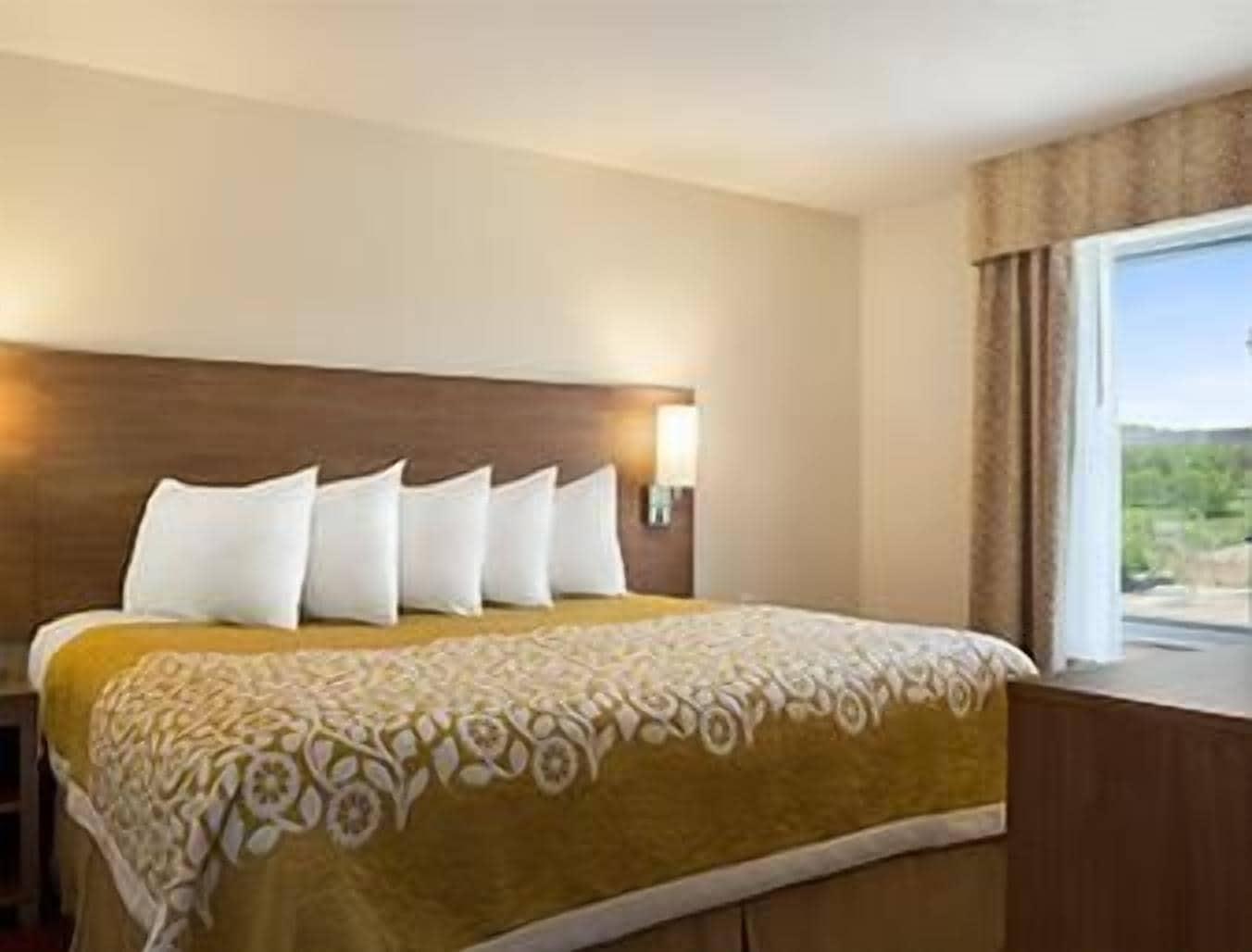 Days & By Wyndham Hotel Caldwell